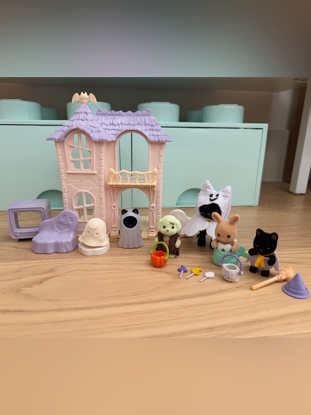 Calico Critters Spooky Surprise House and Night Parade Trick or Treat Sets